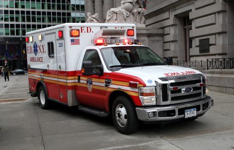 האם מותר לבעל או לדולה להצטרף לנסיעת יולדת לבית הרפואה בשבת