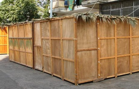 דפנות סוכה מבד בשעת הדחק