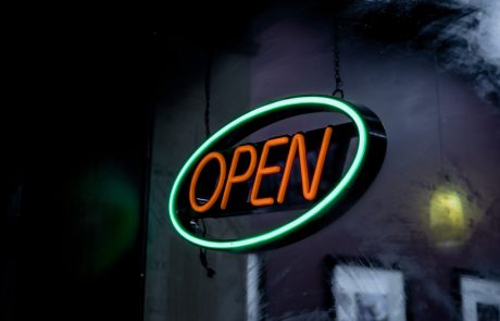 לפרסם עסק לא כשר או פתוח בשבת