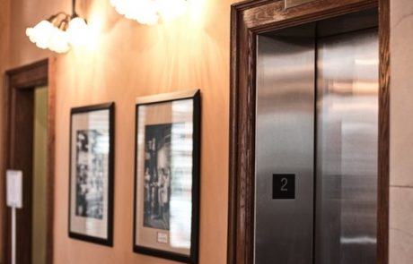 חיוב מעלית במזוזה