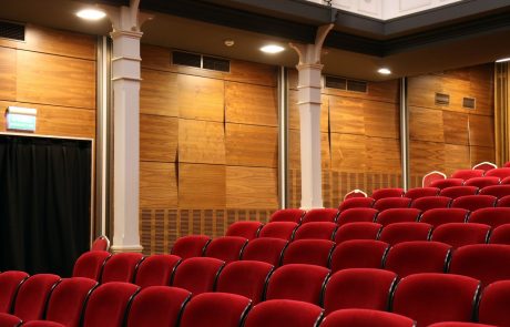 לשבת בהופעה במקום יקר יותר