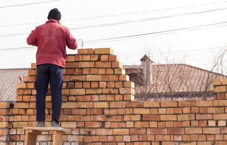 להוציא חלון ממסילתו בשבת? להחזיר דלת הזזה של ארון? ע"י גוי?