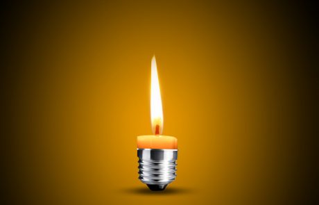 לברך ברכת המזון לאור הנרות בשבת