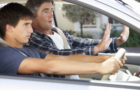 האם נערה רשאית ללמוד נהיגה אצל מורה גבר?