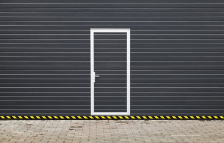 חיוב מזוזה על שער החני' כאשר יש גם שער קטן בתוכו