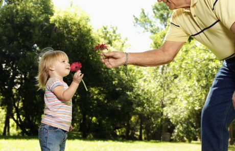 חיבוק ונישוק בסבא או סבתא