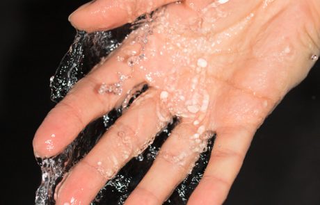 אופן נטילת ידיים שחרית