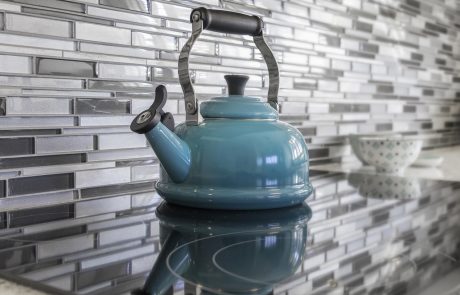 קומקום בחדר במלון לא יהודי