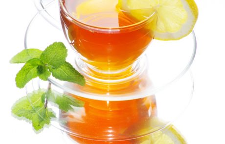 הכנסת פלח לימון לתוך כוס תה בשבת