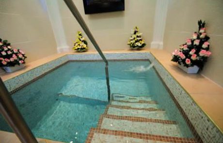 רחיצה עם קרוביו במקווה