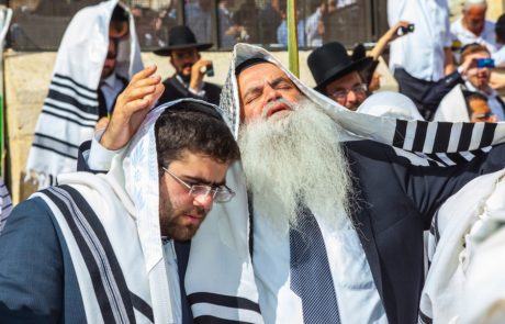 כיצד מעלים גר לתורה