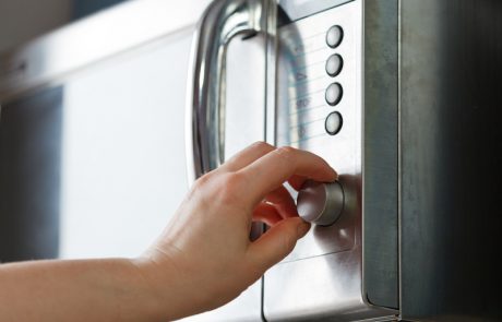 מאכל פרווה שחומם במיקרוגל בשרי