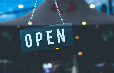 קניה בחנות של יהודי הפתוחה בשבת