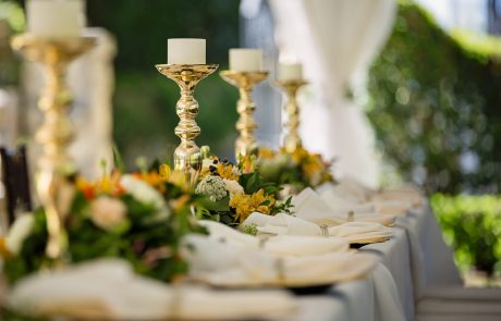 פורס מפה ומקדש בסעודת פורים שחל ביום שישי