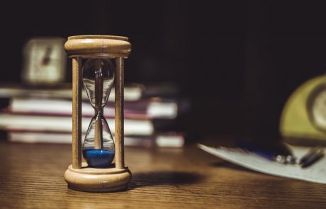 להמתין לאשה או להדליק נרות חנוכה בזמן