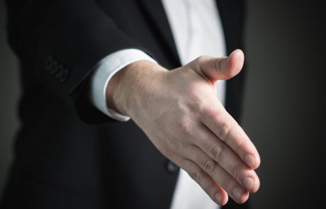 לחיצת יד לאישה