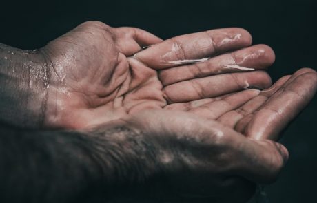 דבק על הידיים לענין חציצה לנטילת ידיים