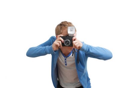 תליית תמונה בבית הכנסת