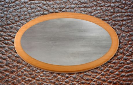 טלטול מגש שהניחו עליו פמוטים של שבת וספר קודש