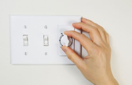 לומר לגוי להרים פקק החשמל של המזגן בשבת