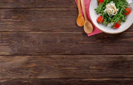 אוכל עם אשתו נדה בשר וחלב על שולחן אחד