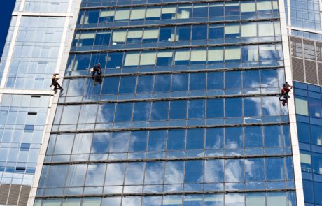 בעל הבית שהזמין פועלים לצבוע את החלונות בשבת האם צריך למנוע מהם לעבוד