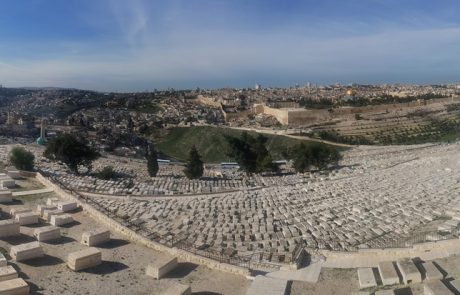 עלי' לבית החיים בחודש ניסן